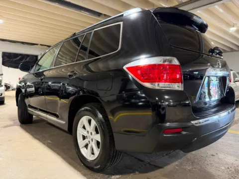 Another view of 2013 Toyota Highlander SE V6 for sale in Carlstadt, NJ at 101 Motors