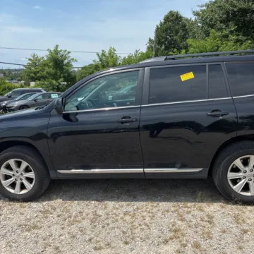 More photos of 2013 Toyota Highlander SE V6 at 101 Motors, NJ
