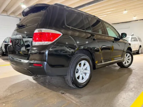 More photos of 2013 Toyota Highlander SE V6 at 101 Motors, NJ