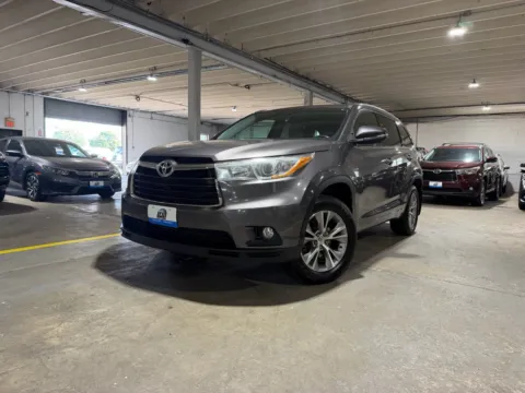Silver 2015 Toyota Highlander XLE V6 for sale in Carlstadt, NJ