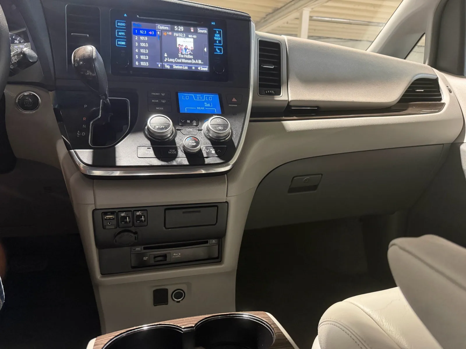 Toyota Sienna photo 18