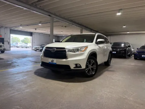 White 2016 Toyota Highlander XLE V6 for sale in Carlstadt, NJ