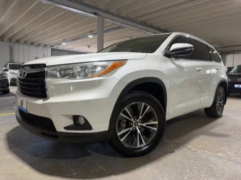 Photos of 2016 Toyota Highlander XLE V6 for sale in Carlstadt, NJ at 101 Motors
