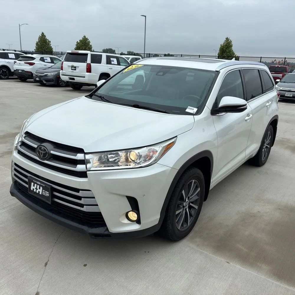 White 2018 Toyota Highlander XLE for sale in Carlstadt, NJ