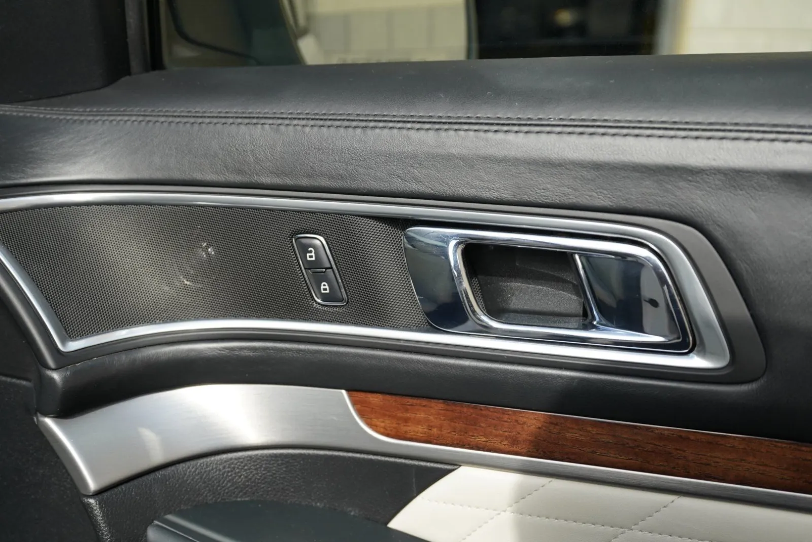 Ford Explorer photo 45