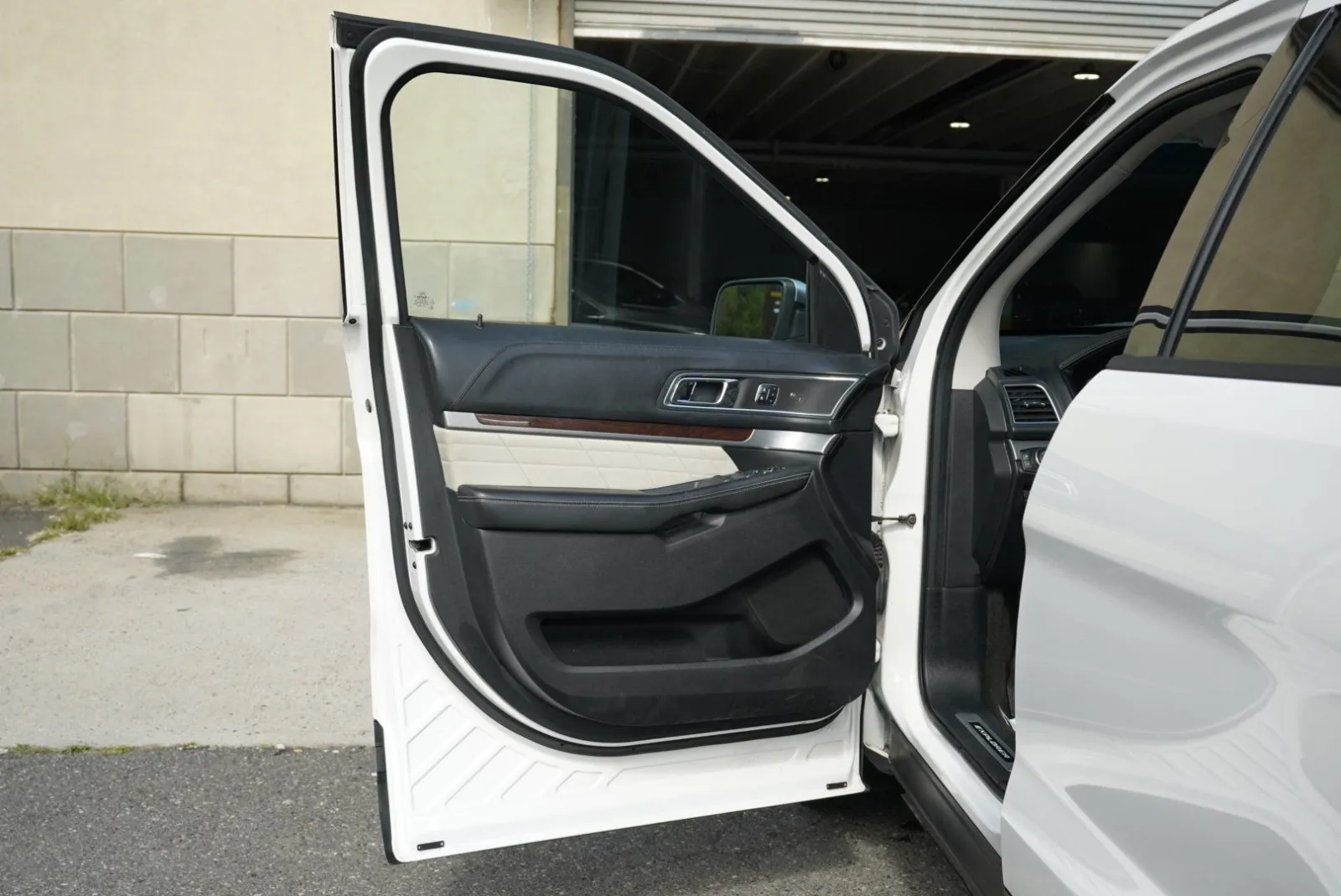 Ford Explorer photo 18