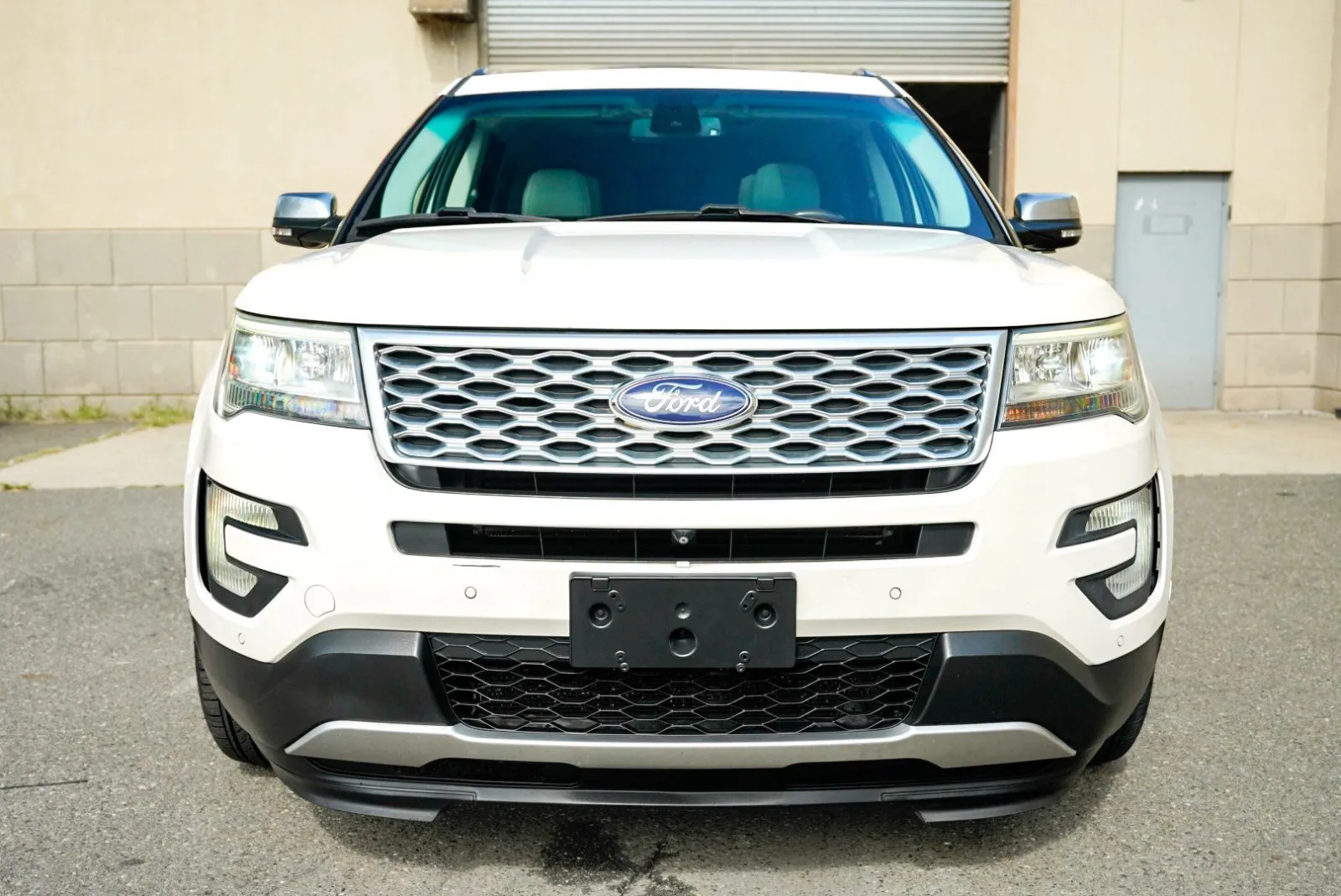 Ford Explorer photo 2
