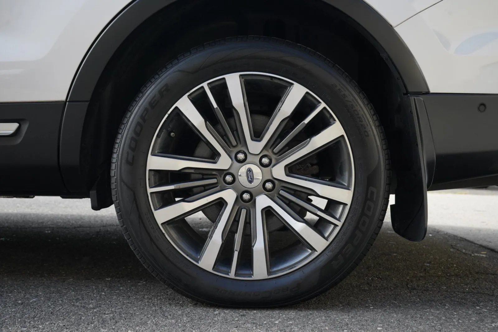 Ford Explorer photo 15