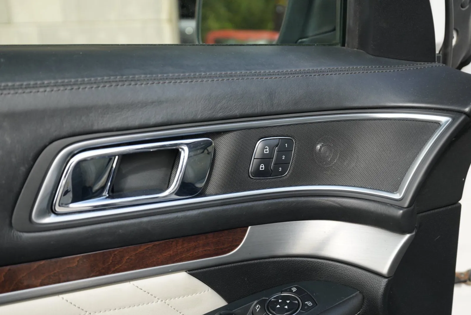 Ford Explorer photo 19
