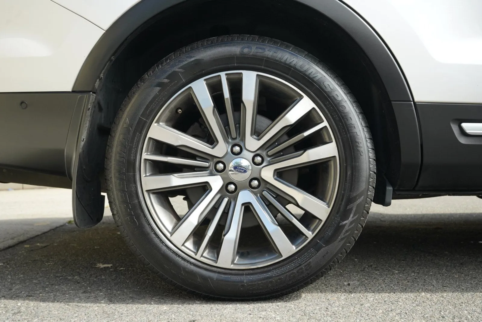 Ford Explorer photo 16