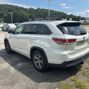 More photos of 2015 Toyota Highlander XLE V6 at 101 Motors, NJ