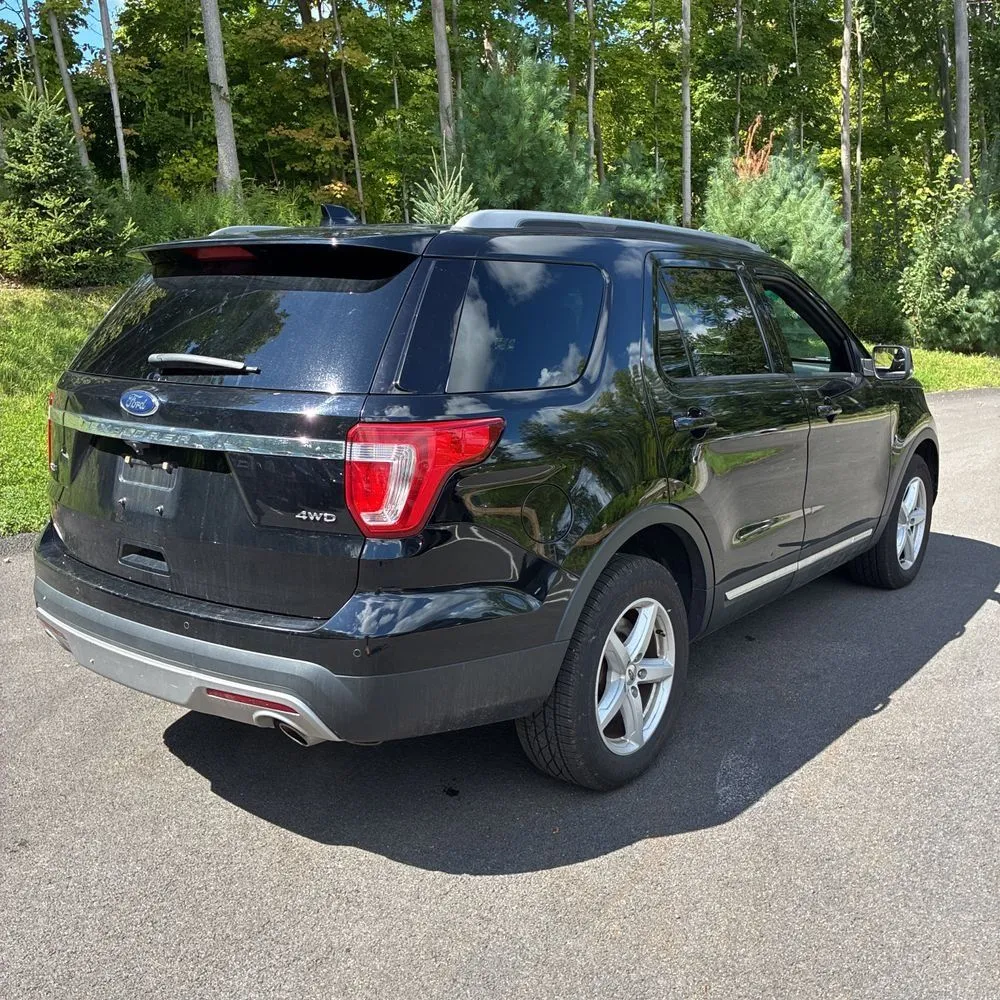 Ford Explorer photo 8