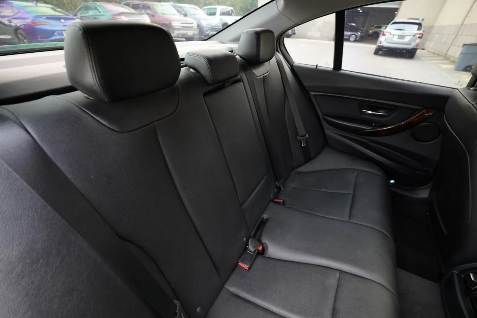 BMW 320i photo 29