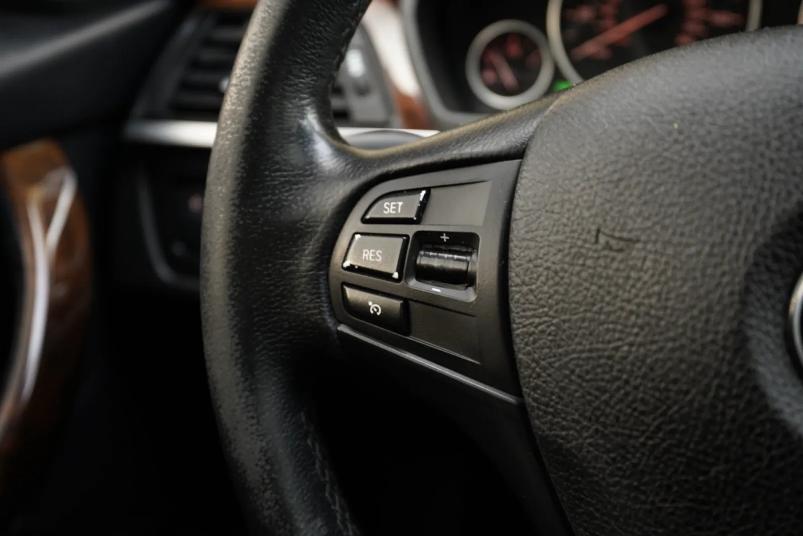 BMW 320i photo 44