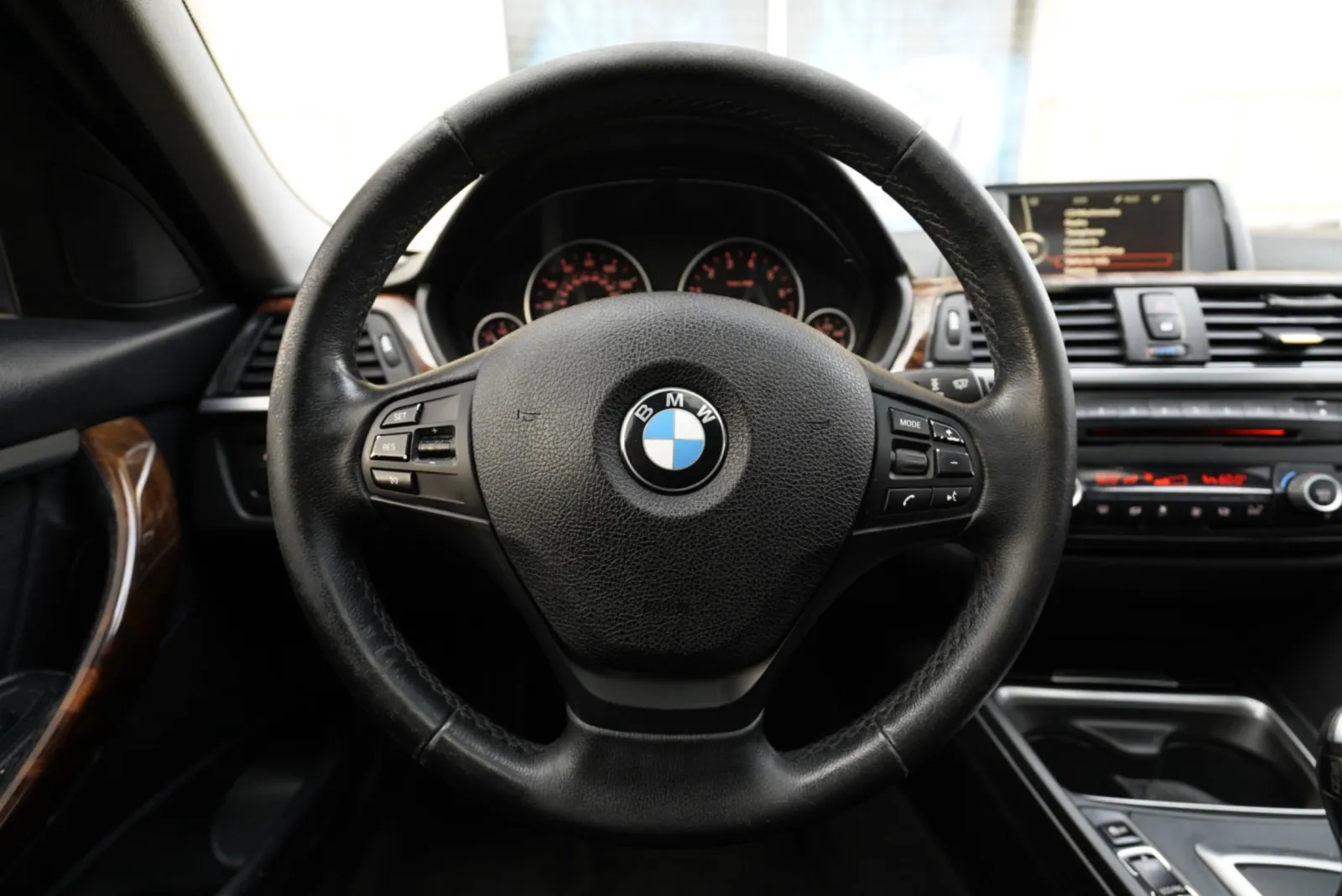 BMW 320i photo 43