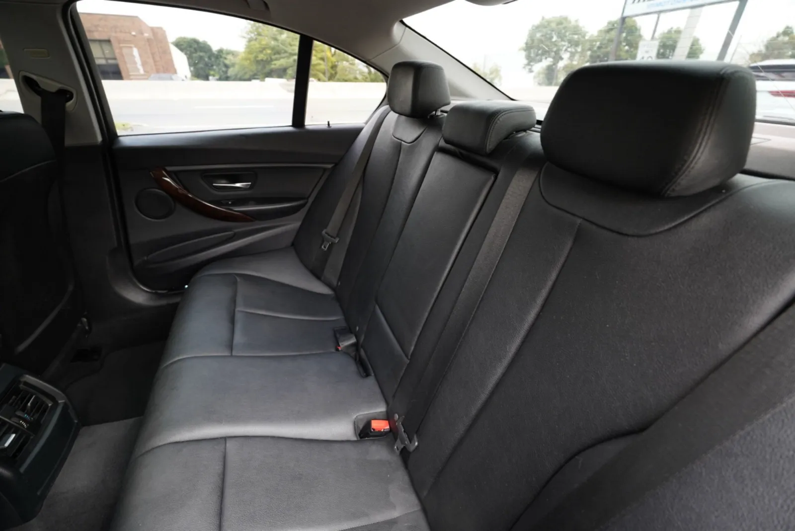 BMW 320i photo 23