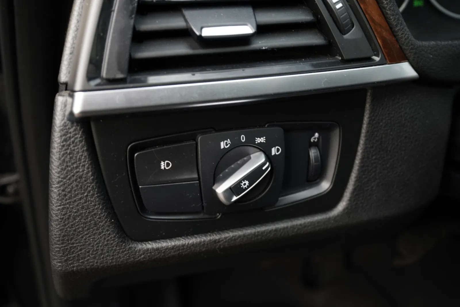 BMW 320i photo 20