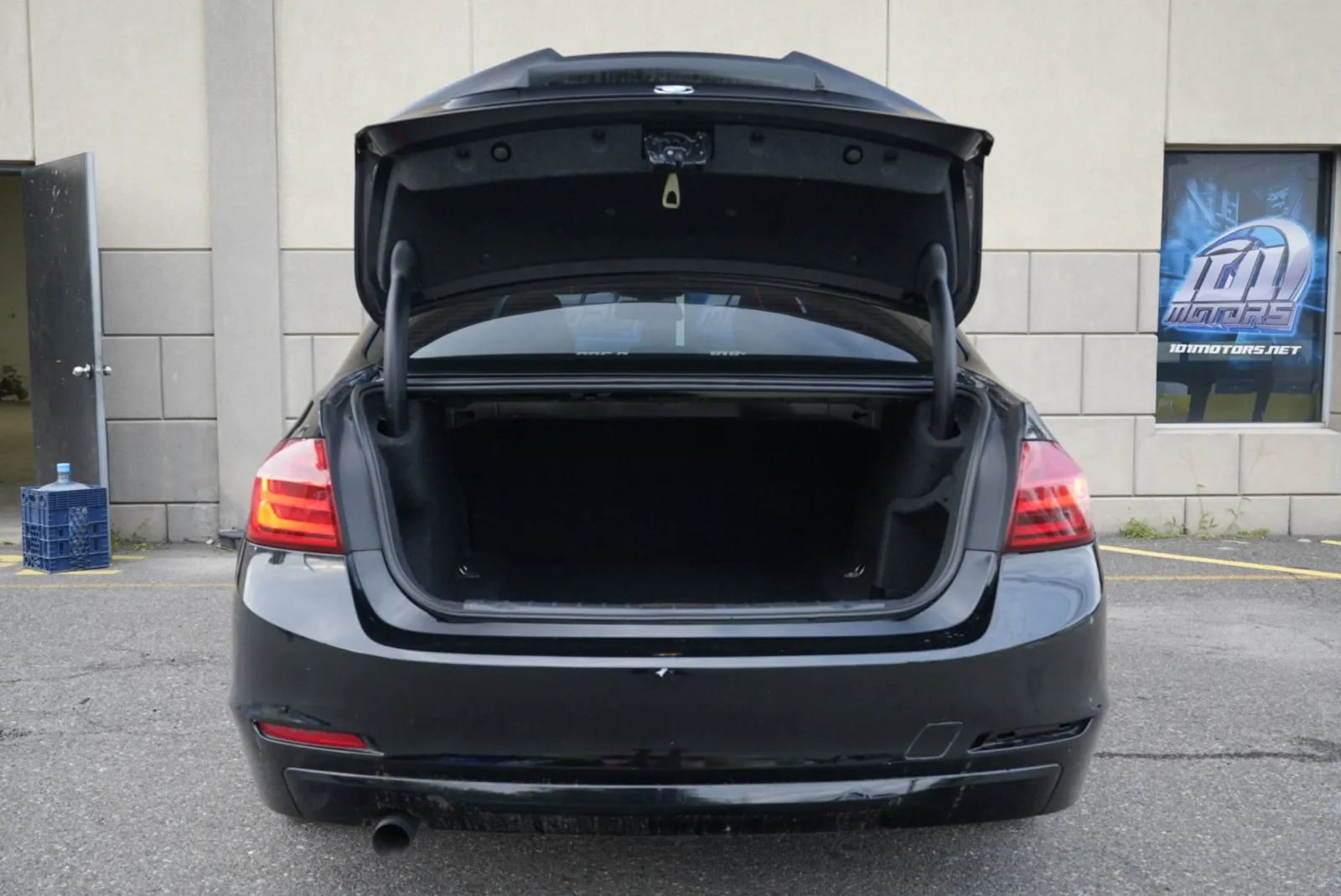 BMW 320i photo 24