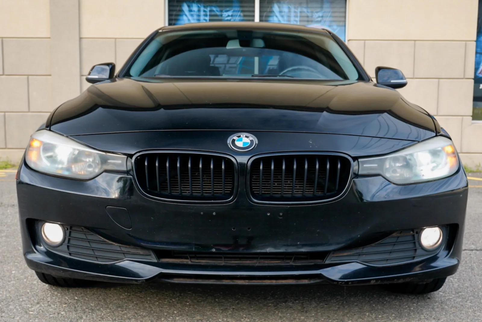 BMW 320i photo 2