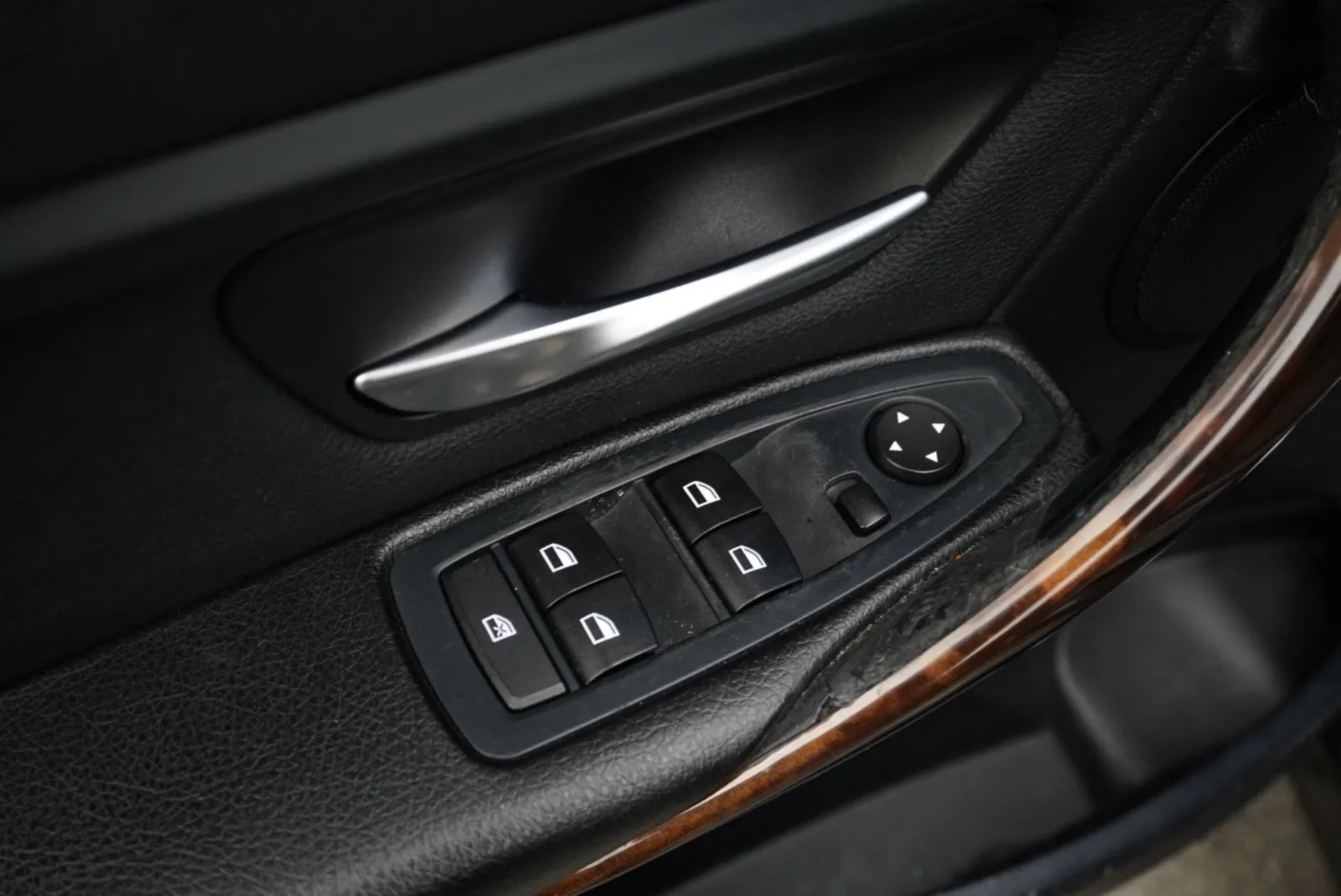 BMW 320i photo 16