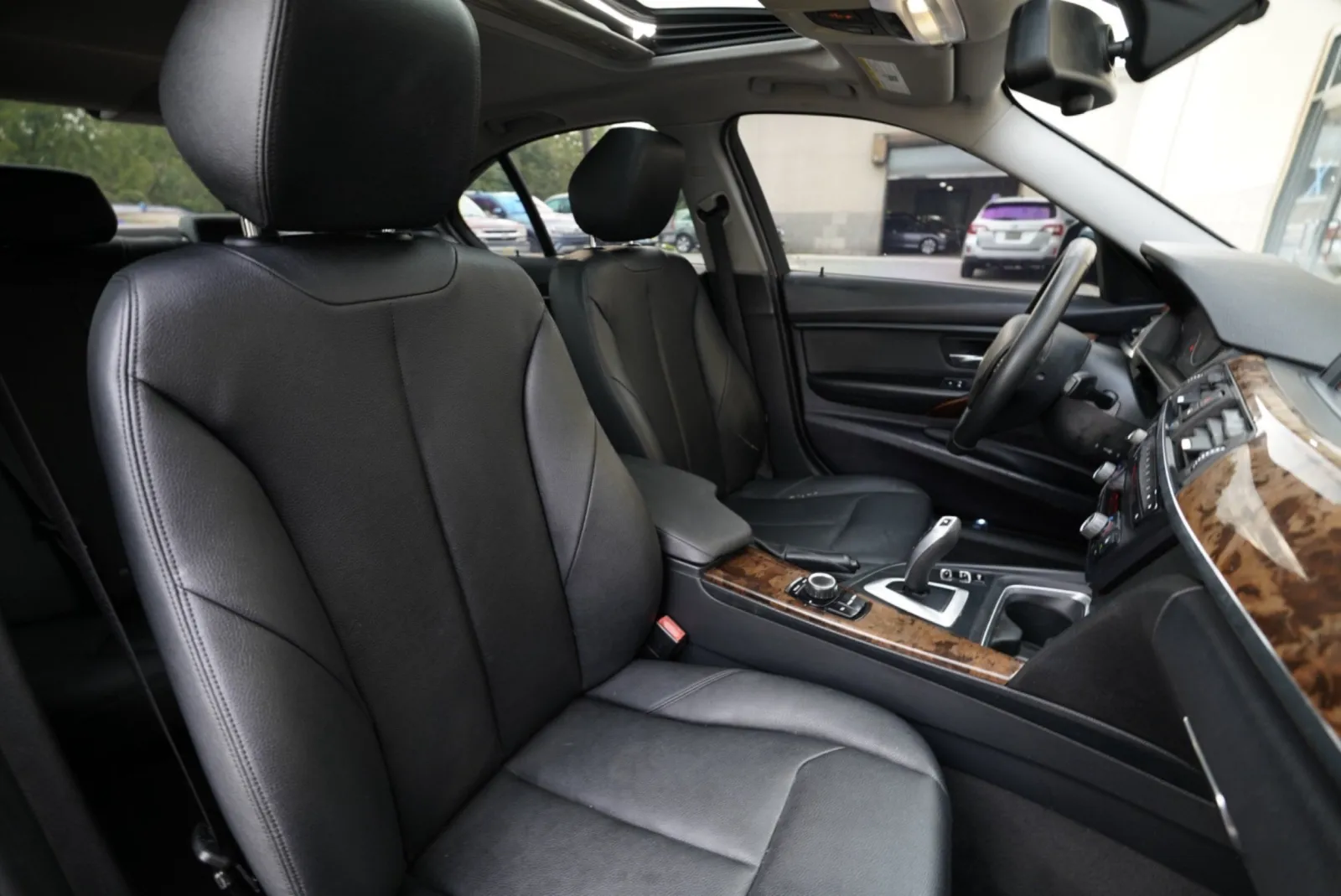 BMW 320i photo 34