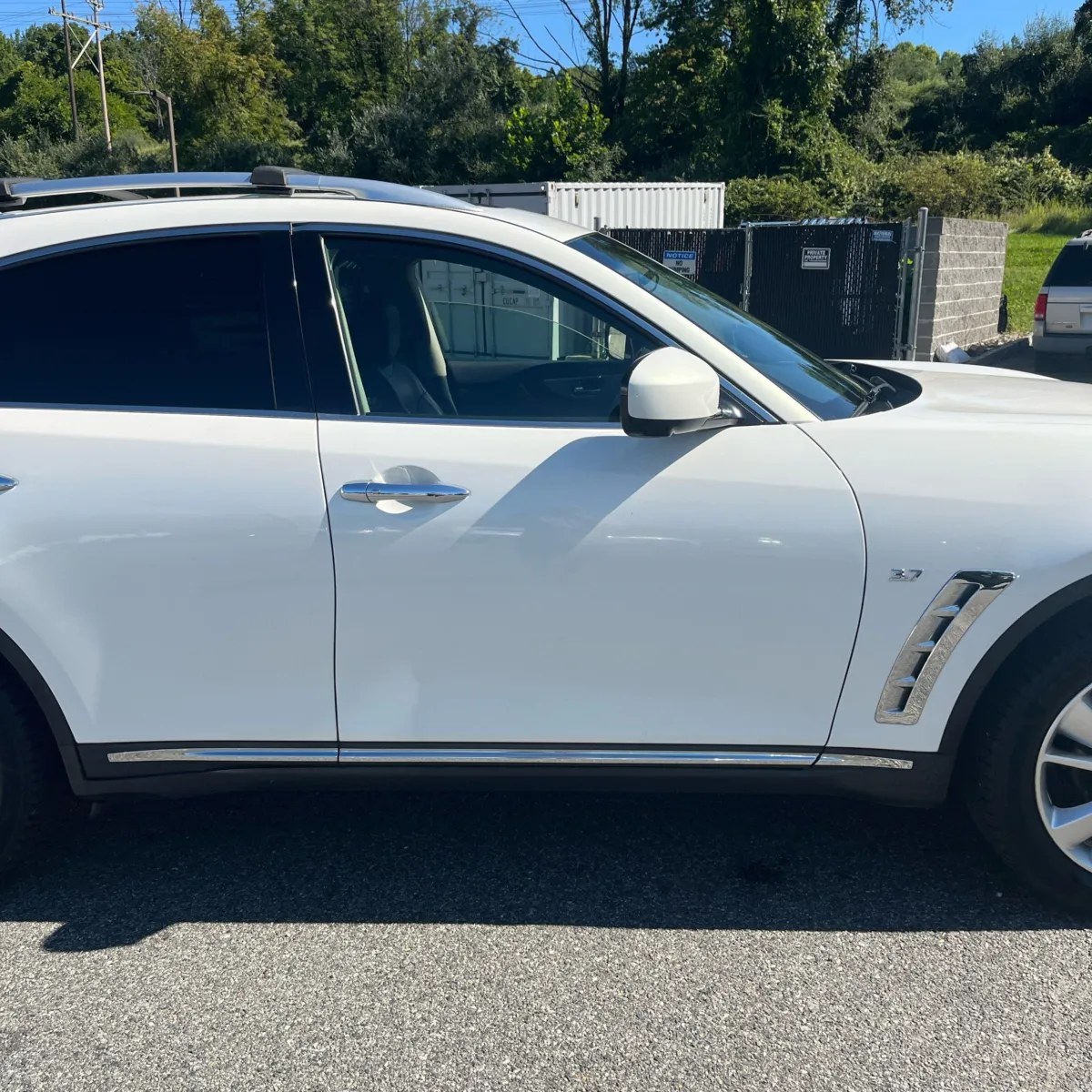 Infiniti QX70 photo 11
