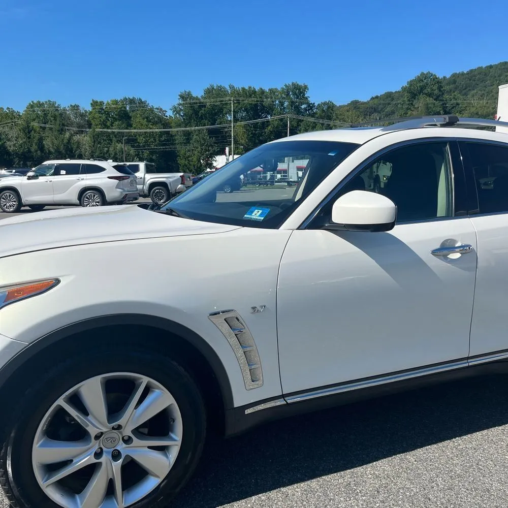 Infiniti QX70 photo 2