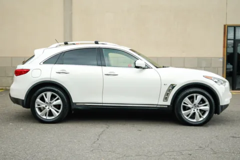 More photos of 2014 INFINITI QX70 at 101 Motors, NJ