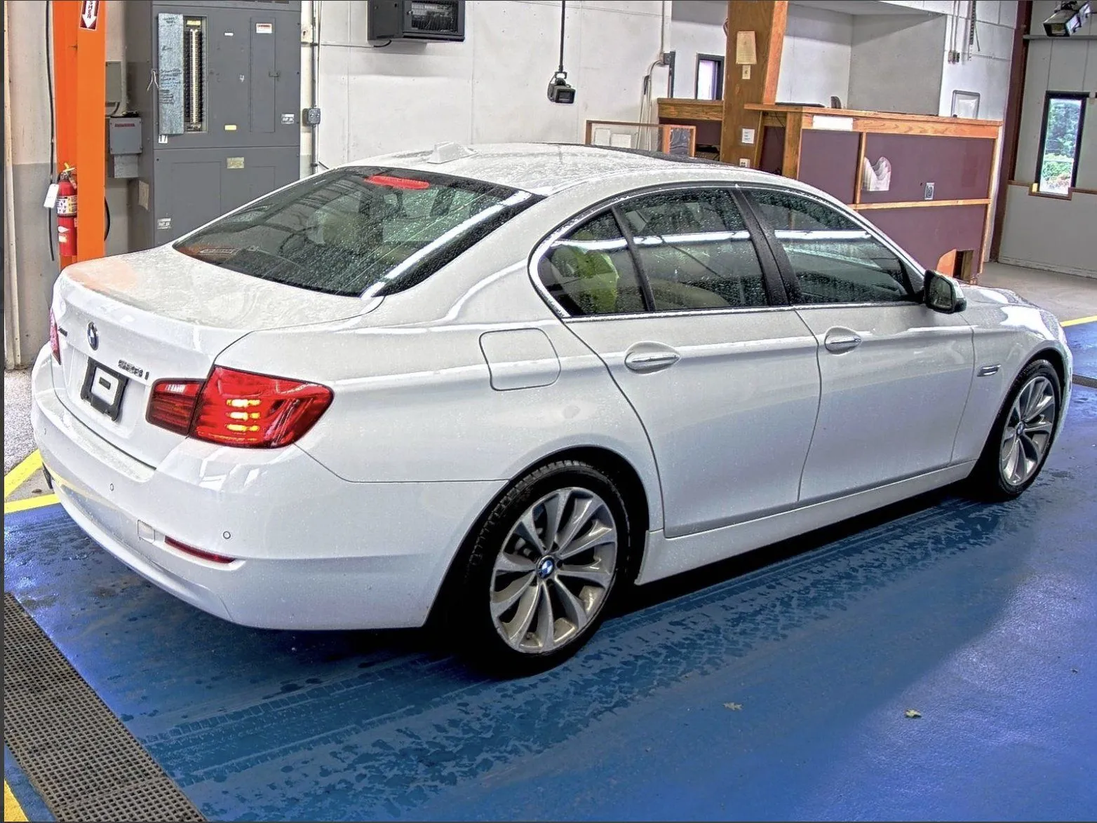 BMW 528i photo 2