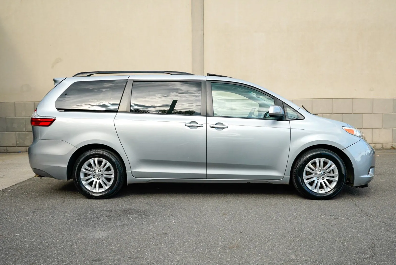 Toyota Sienna photo 4