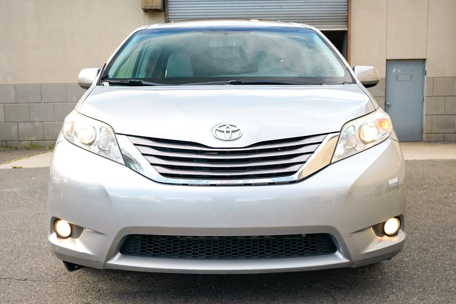 Toyota Sienna photo 2