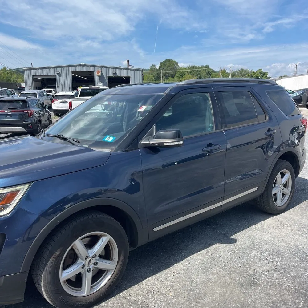 Ford Explorer photo 2