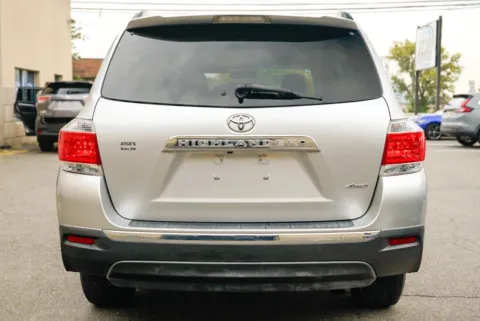 More photos of 2011 Toyota Highlander SE V6 at 101 Motors, NJ