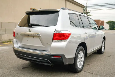 More photos of 2011 Toyota Highlander SE V6 at 101 Motors, NJ