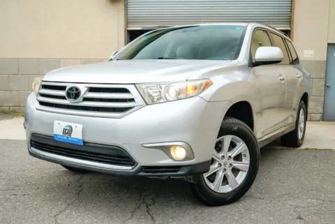 Silver 2011 Toyota Highlander SE V6 for sale in Carlstadt, NJ