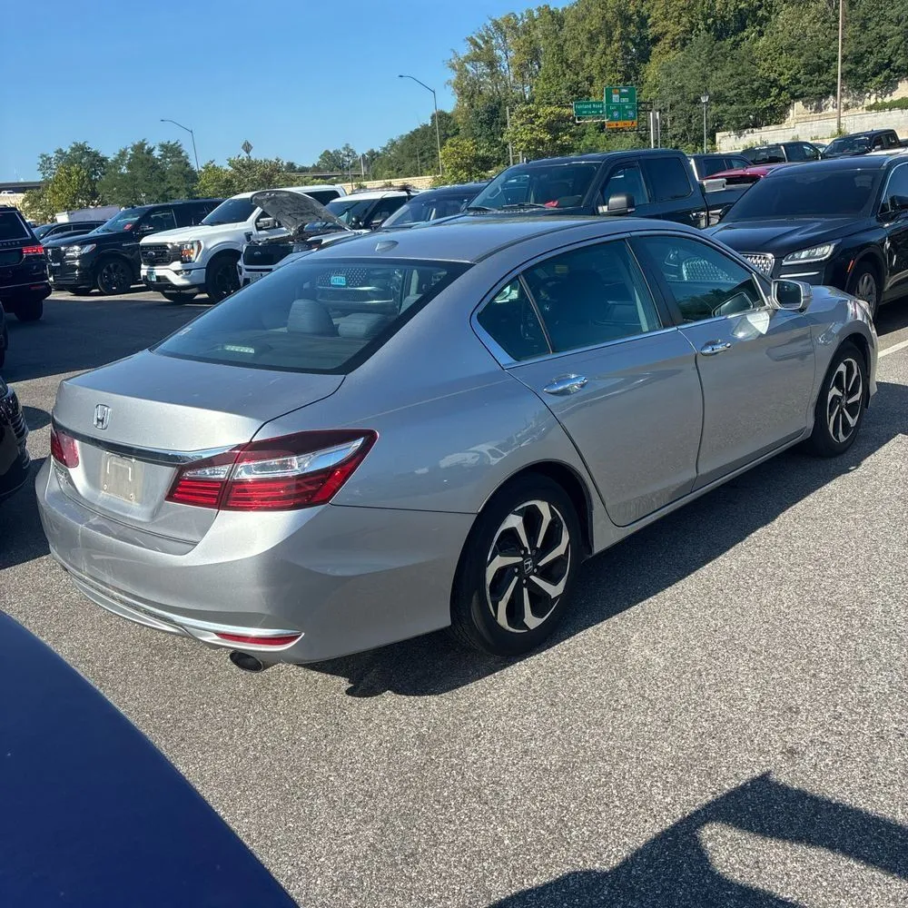Honda Accord photo 8