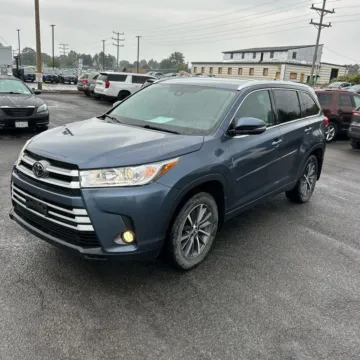 Blue 2018 Toyota Highlander XLE for sale in Carlstadt, NJ