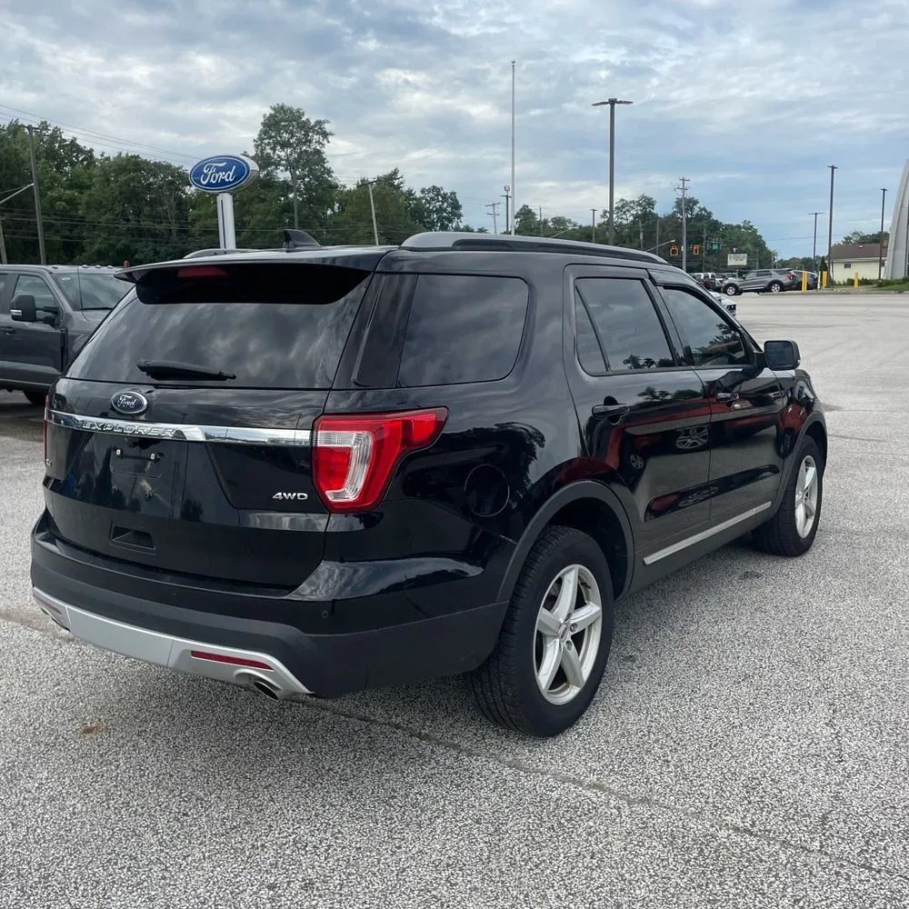 Ford Explorer photo 8