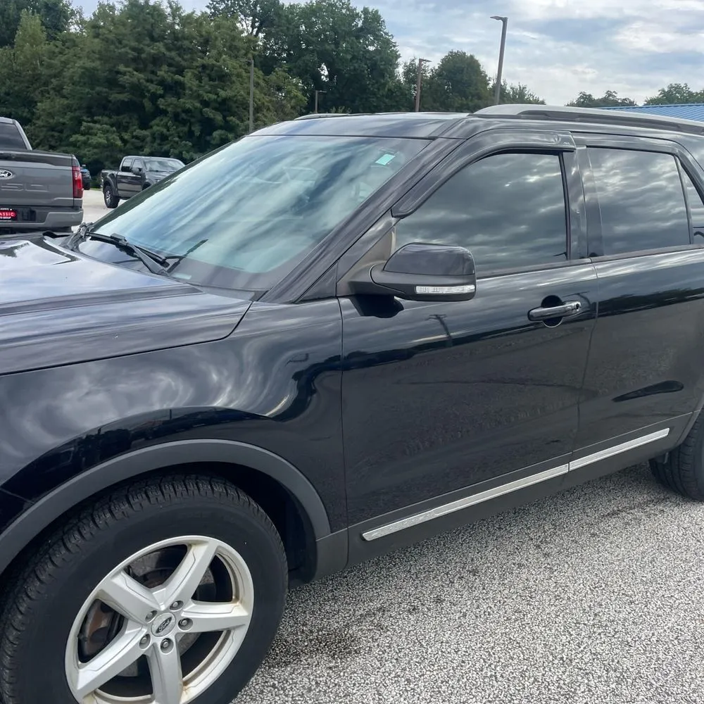 Ford Explorer photo 2