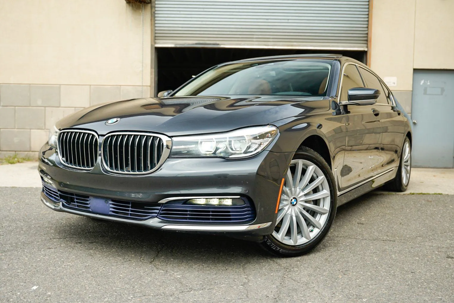 BMW 740i