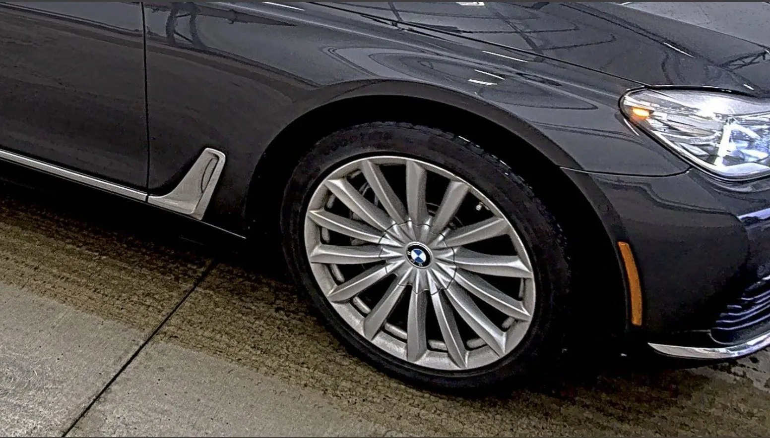 BMW 740i photo 10