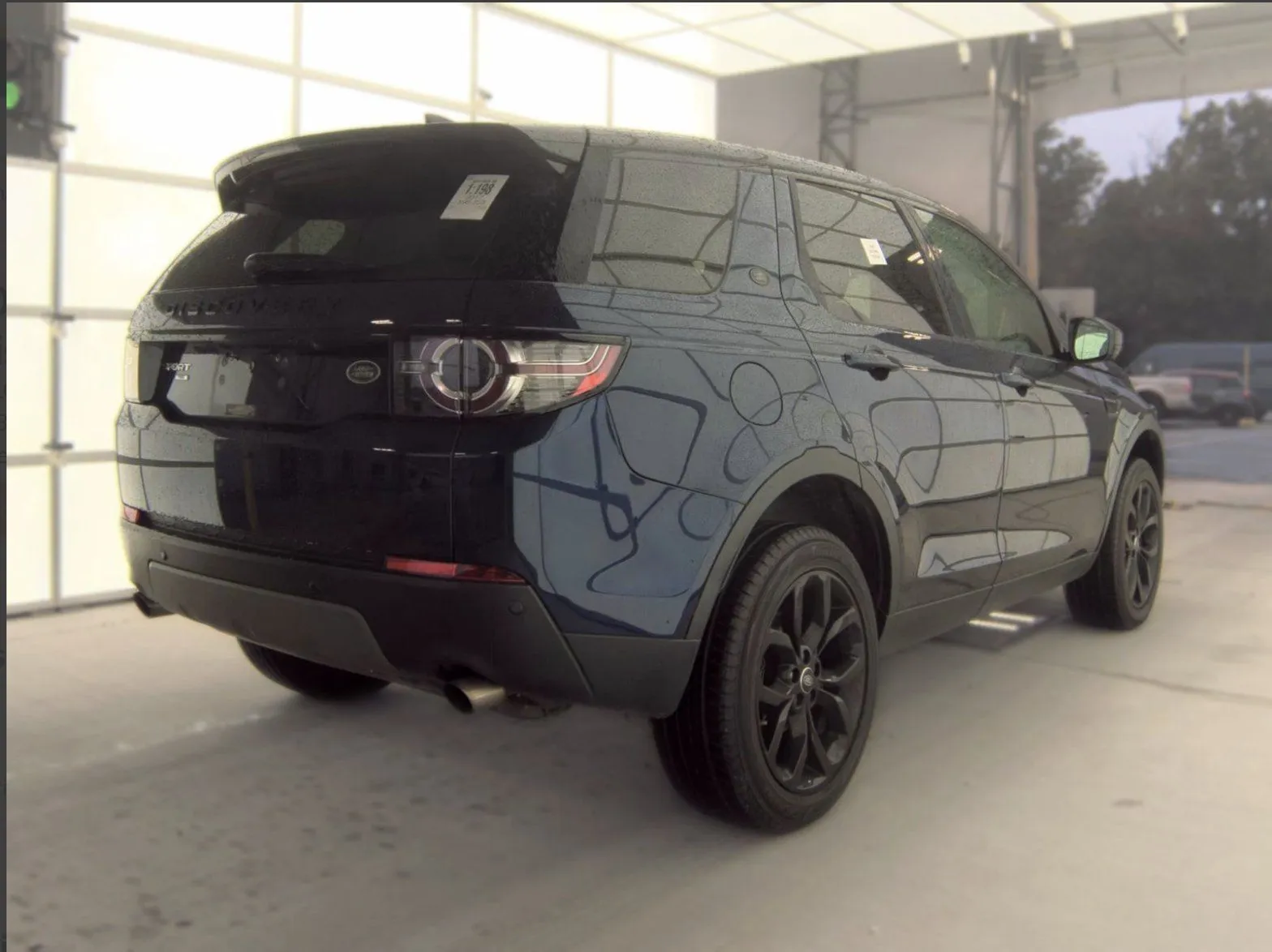 Land Rover Discovery Sport photo 2
