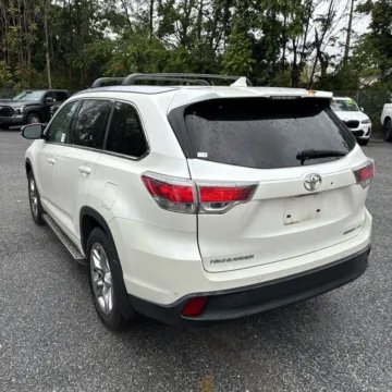 More photos of 2015 Toyota Highlander Limited V6 at 101 Motors, NJ