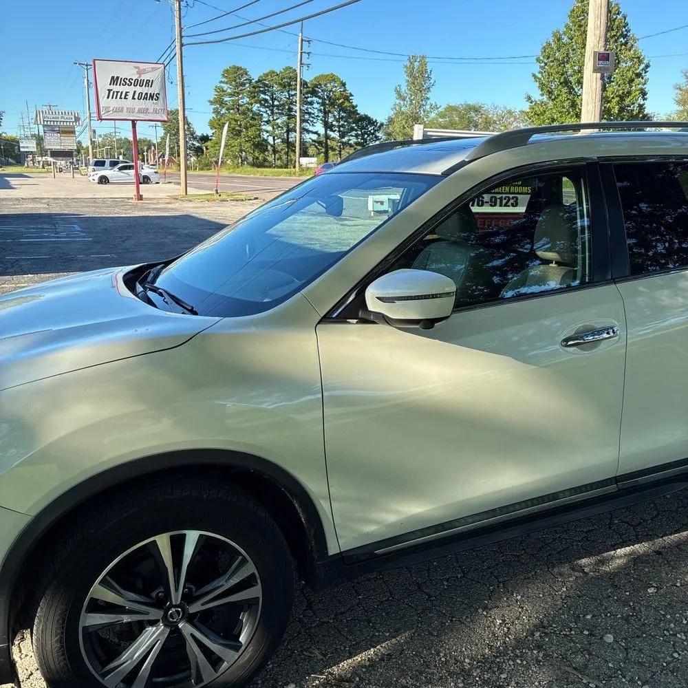 Nissan Rogue photo 2