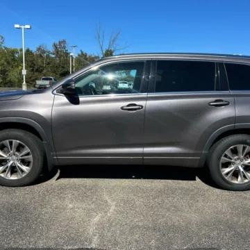 More photos of 2014 Toyota Highlander XLE V6 at 101 Motors, NJ