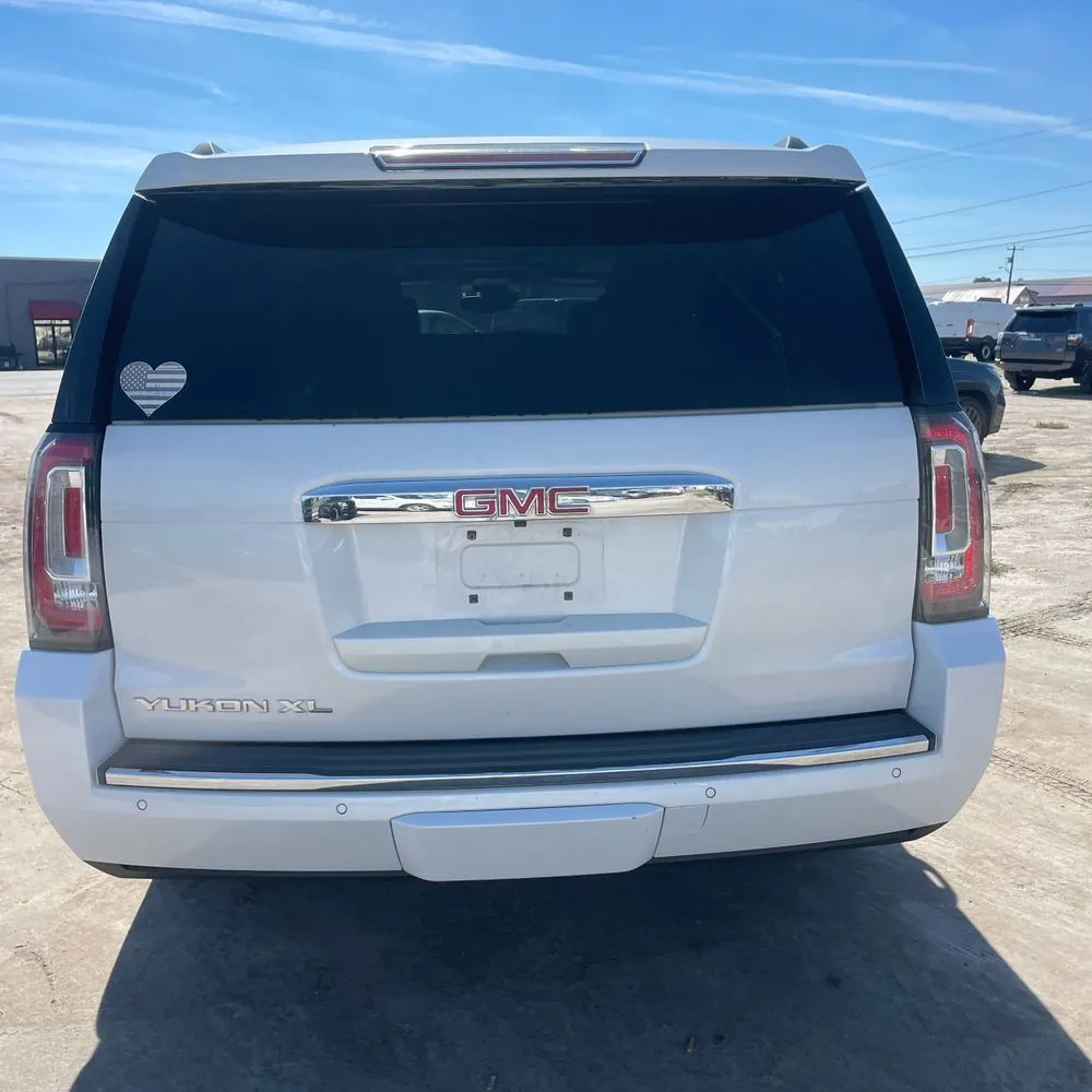 GMC Yukon XL photo 7