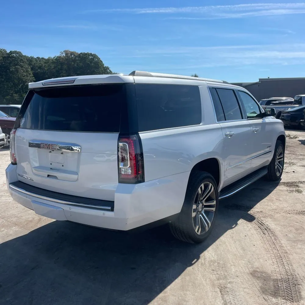 GMC Yukon XL photo 8