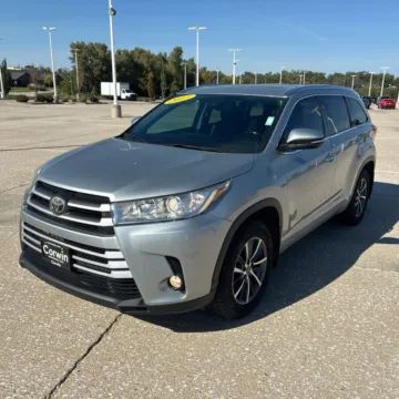 Silver 2017 Toyota Highlander XLE for sale in Carlstadt, NJ