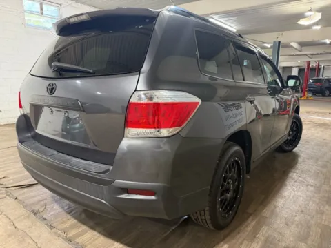 More photos of 2013 Toyota Highlander SE at 101 Motors, NJ