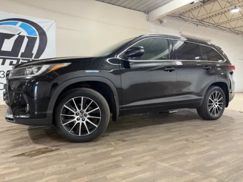 Black 2017 Toyota Highlander SE for sale in Carlstadt, NJ